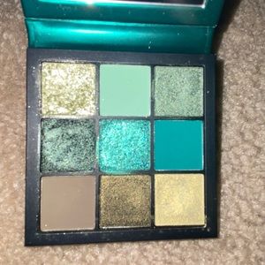 Huda beauty emerald palette
